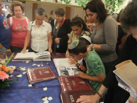 טקס חלוקת אלבום לכל נופל התקיים בבית יד לבנים בנהריה